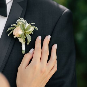 Svatební korsáž pro ženicha ze tří růží