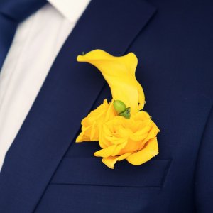 Kytice-korsáž pro ženicha ze žluté kaly a růží