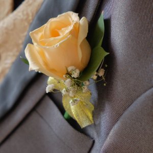Kytice-korsáž pro ženicha ze žluté růže