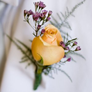 Kytice-korsáž pro ženicha ze žluté růže 