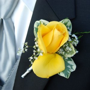 Kytice-korsáž pro ženicha ze žluté růže a gypsophily