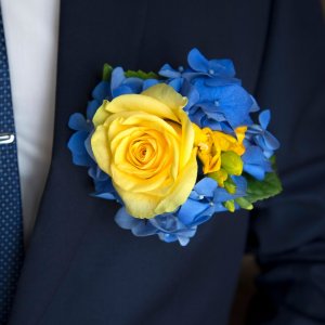 Kytice-korsáž pro ženicha ze žluté růže, frézie a modré hortenzie