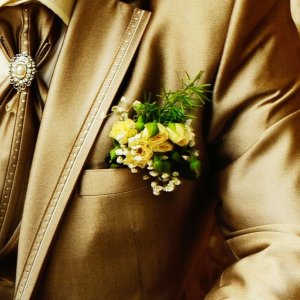 Svatební korsáž pro ženicha ze žlutých růží a gypsophily