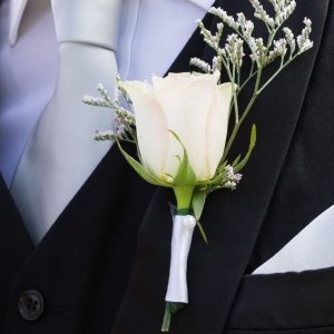 Svatební korsáž pro svědka z bílé růže