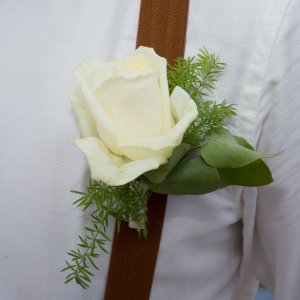 Svatební korsáž pro svědka z bílé růže
