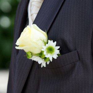 Svatební korsáž pro svědka z bílé růže a chryzantemy
