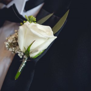 Svatební korsáž pro svědka z bílé růže a gypsophily