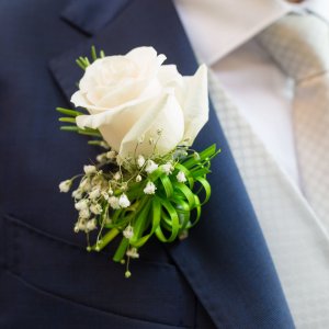 Svatební korsáž pro svědka z bílé růže a gypsophily