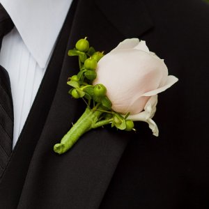 Svatební korsáž pro svědka z bílé růže a hypericum coco