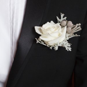 Svatební korsáž pro svědka z bílé růže a senecio maritima