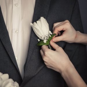 Svatební korsáž pro svědka z bílého tulipánu a gypsophily