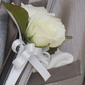 Svatební korsáž pro svědka z bílých růží