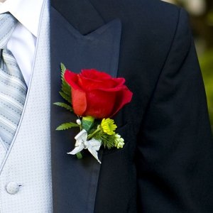 Svatební korsáž pro svědka z červené růže