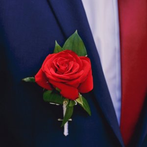 Svatební korsáž pro svědka z červené růže