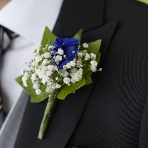 Svatební korsáž pro svědka z modré růže a gypsophily
