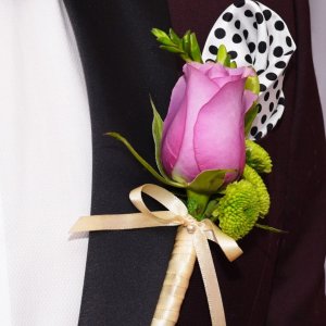 Svatební korsáž pro svědka z růže a chryzantemy