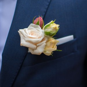 Svatební korsáž pro svědka z růží 