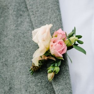 Svatební korsáž pro svědka z růží