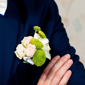 Svatební korsáž pro svědka z růží a chryzantemy 