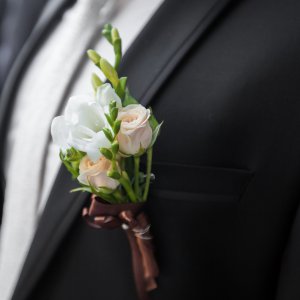 Svatební korsáž pro svědka z růží a frézie