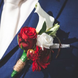 Svatební korsáž pro svědka z růží a gerbery