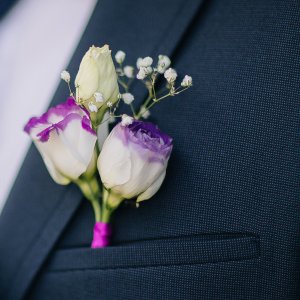 Svatební korsáž pro svědka z růží a gypsophily