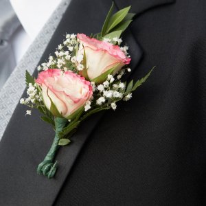 Svatební korsáž pro svědka z růží a gypsophily
