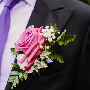 Svatební korsáž pro svědka z růžové růže, arachniodesu a gypsophily