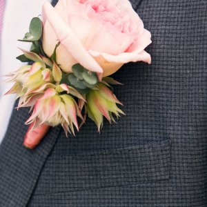 Svatební korsáž pro svědka z růžové růže