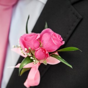 Svatební korsáž pro svědka z růžových růzí a gypsophily