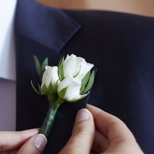 Svatební korsáž pro svědka ze tří bílých růží