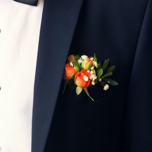 Svatební korsáž pro svědka ze tří červených růží a gypsophily
