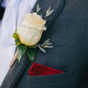 Svatební korsáž pro tatínky z bílé růže