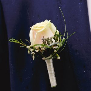 Svatební korsáž pro tatínky z bílé růže