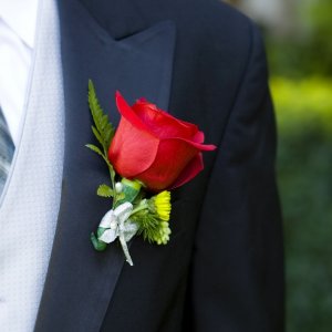 Svatební korsáž pro tatínky z červené růže