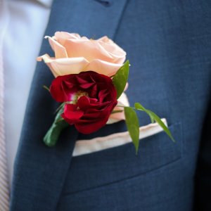 Svatební korsáž pro tatínky z růží