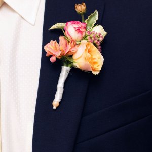 Svatební korsáž pro tatínky z růží