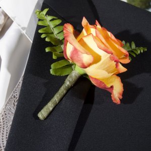 Svatební korsáž pro tatínky z růže a arachniodesu