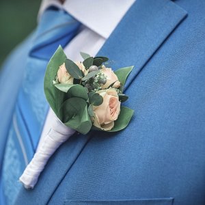 Svatební korsáž pro tatínky z růžových růží a eucalyptu