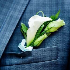 Svatební korsáž pro tatínky z bílé kaly a růže