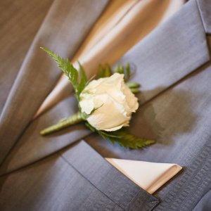 Svatební korsáž pro tatínky z bílé růže a arachniodesu