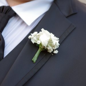Svatební korsáž pro tatínky z bílé růže a gypsophily