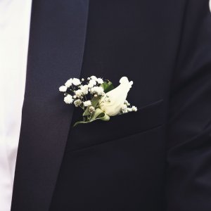 Svatební korsáž pro tatínky z bílé růže a gypsophily