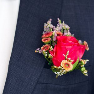 Svatební korsáž pro tatínky z červené růže a chryzantem