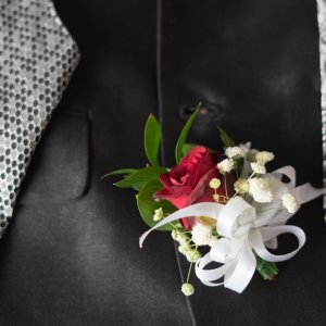 Svatební korsáž pro tatínky z červené růže a gypsophily