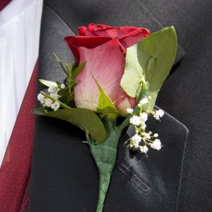 Svatební korsáž pro tatínky z červené růže a gypsophily