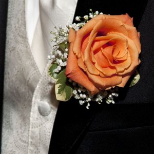 Svatební korsáž pro tatínky z růže a gypsophily