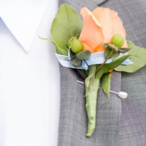 Svatební korsáž pro tatínky z růže a hypericum