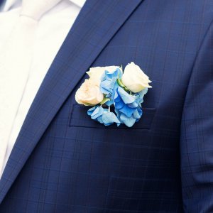 Svatební korsáž pro tatínky z růží a hortenzie