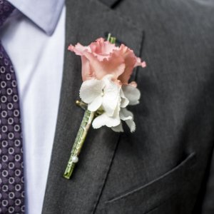Svatební korsáž pro tatínky z růžové růže